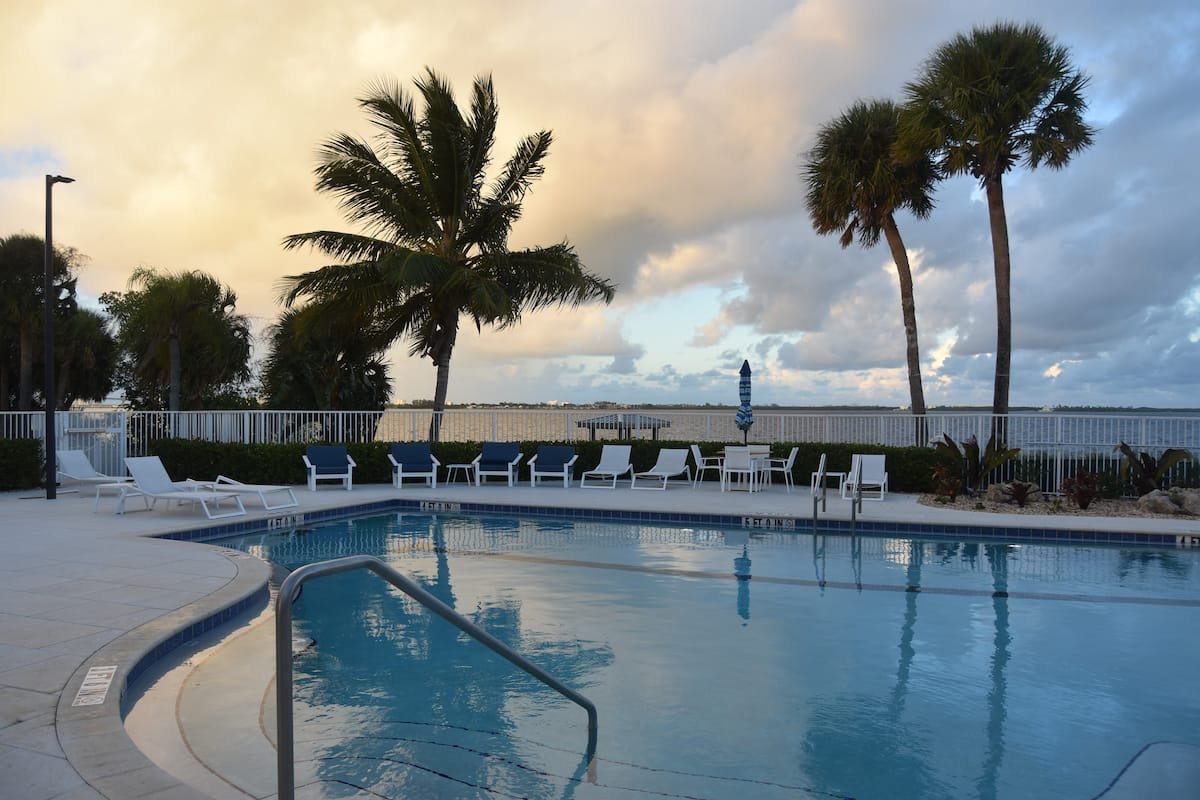 Jensen Beach Pool & Fishing Retreat, vacation rental in Jensen Beach, Florida