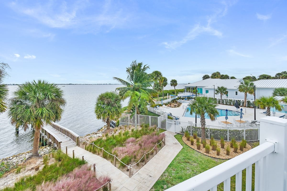 Two-Balcony Waterfront Cottage, vacation rental in Jensen Beach, Florida